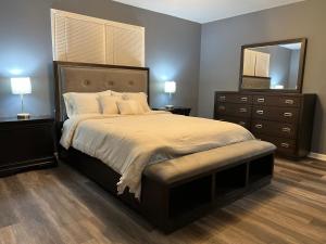 Llit o llits en una habitació de Cozy Entire Home 9 min from RAFB w Large Bedrooms