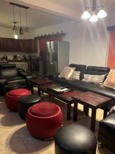 sala de estar con sofá y mesa y ools en Villa CALI SIERRA, en Sambava