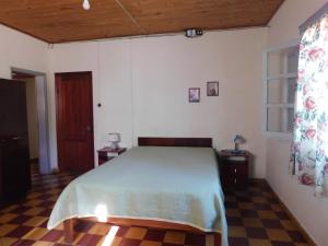 a bedroom with a bed and a wooden ceiling at ARCO IRIS in La Coronilla