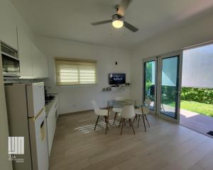 een keuken en eetkamer met een tafel en stoelen bij Condominios White Hill in Sosúa