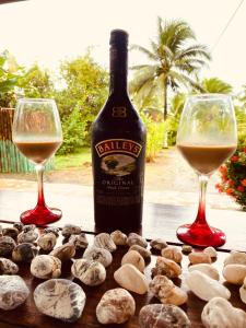 Una botella de vino y dos copas en una mesa. en Cabañas Iracas del Mar, en Nuquí