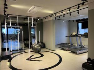 un gimnasio con una gran bola de metal en el suelo en Jardins São Paulo, en São Paulo