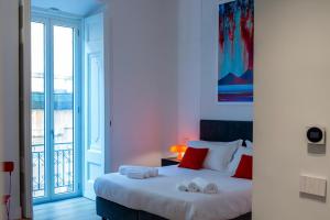 um quarto com uma cama com duas toalhas em Rolando Domus em Nápoles