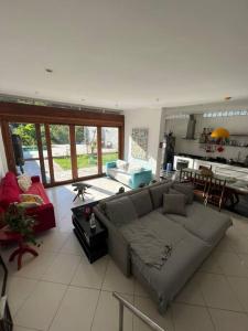 里約熱內盧的住宿－Casa Cristo Redentor c/piscina，一间带大沙发的客厅和一间厨房