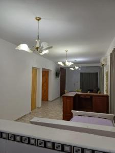 ein Wohnzimmer mit Sofa und Tisch in der Unterkunft Dpto Lu 2 in Villa Mercedes