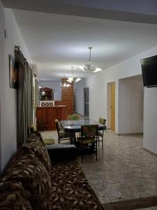 ein Wohnzimmer mit Tisch und Stühlen in der Unterkunft Dpto Lu 2 in Villa Mercedes