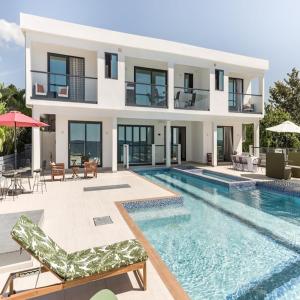 una villa con piscina e una casa di Oceanview lux Villa + Infinity pool, Chef & Butler a Kings Pen