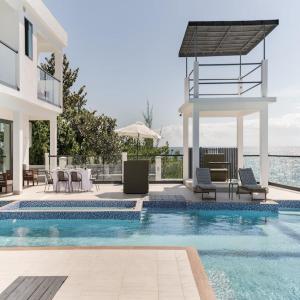 uma villa com uma piscina e um gazebo em Oceanview lux Villa + Infinity pool, Chef & Butler em Kings Pen