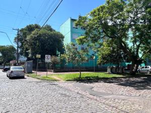 un coche aparcado al lado de una calle en Apartamento familiar com estacionamento, en Porto Alegre