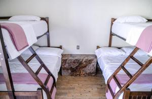 two bunk beds in a small room with at La Ocotera Hotel De Montaña in San Marcos