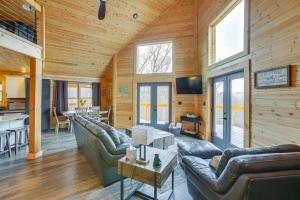 una sala de estar con muebles de cuero en una cabaña de madera en Celina Cabin with View of Dale Hollow Lake!, en Hilham
