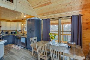 una cocina con mesa y sillas y una cocina con mesa en Celina Cabin with View of Dale Hollow Lake!, en Hilham