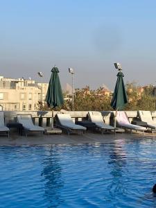 Bazén v ubytování K Boutique Hotel MedSpa-Pyramids & Grand Egyptian Museum nebo v jeho okolí