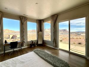 Rúm í herbergi á Calming Canyon Sanctuary with Grand Mesa Views