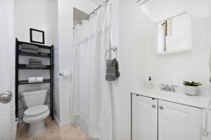 Kupatilo u objektu Sleek 2BR - Walking distance to Times Square