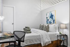 Krevet ili kreveti u jedinici u okviru objekta Sleek 2BR - Walking distance to Times Square