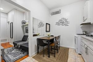 Kuhinja ili čajna kuhinja u objektu Sleek 2BR - Walking distance to Times Square