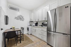 Kuhinja ili čajna kuhinja u objektu Sleek 2BR - Walking distance to Times Square