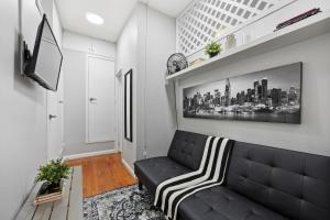 TV i/ili multimedijalni sistem u objektu Sleek 2BR - Walking distance to Times Square