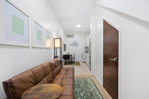 Prostor za sedenje u objektu Sleek 2BR - Walking distance to Times Square