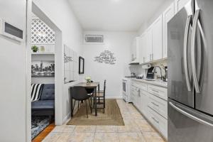 Kuhinja ili čajna kuhinja u objektu Sleek 2BR - Walking distance to Times Square