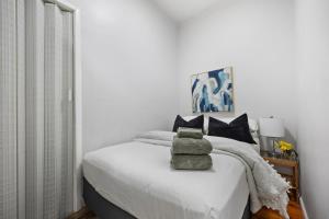 Krevet ili kreveti u jedinici u okviru objekta Sleek 2BR - Walking distance to Times Square