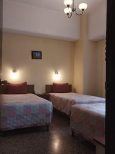 Una cama o camas en una habitación de Hotel Sevilla