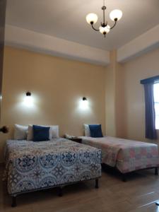 Een bed of bedden in een kamer bij Hotel Sevilla