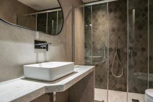 a bathroom with a sink and a shower at Rolando Domus in Naples