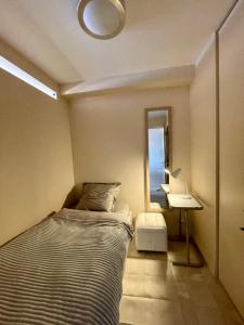 - une chambre avec un lit, un lavabo et un miroir dans l'établissement Superbe appartement en bord de mer, près du centre et des plages, à Menton