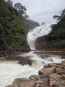 アウト・パライーゾ・デ・ゴイアスにあるQuarto privativo com banheiroの川の滝