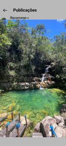 アウト・パライーゾ・デ・ゴイアスにあるQuarto privativo com banheiroの滝と水のプールの写真