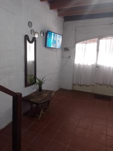 uma sala de estar com um espelho e uma mesa em Alojamiento por día Merlo San Luis em Merlo