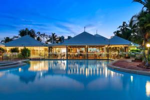 une maison avec piscine la nuit dans l'établissement Indulge Beachfront at Dolphin Heads Resort - Lousha Bach, à Eimeo 17 autres photos