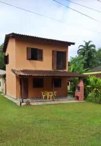 una casa con una mesa delante en Casa praias de São Gonçalo em Paraty RJ en Parati