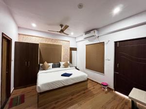 a bedroom with a large bed and a ceiling at Hotel Vinayak Plaza in Varanasi