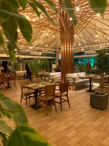 Carlton Al Moaibed Hotel tesisinde bir restoran veya yemek mekanı