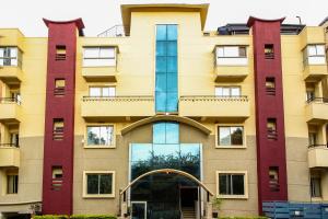 een appartementencomplex met glazen ramen bij OYO 6825 New Crescent Citadel in Bangalore