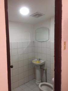 uma casa de banho com um WC e um lavatório em Isla Bonita Beach Resort em San Juan