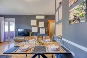 une salle à manger avec une table et de la vaisselle dans l'établissement Apartment Dea - Three Bedroom Apartment, à Pula