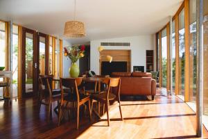 Μια τηλεόραση ή/και κέντρο ψυχαγωγίας στο Teulu House - Luxury Retreat in Nungurner