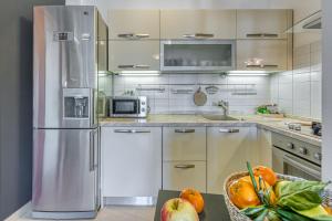 eine Küche mit einem Kühlschrank und einem Obstkorb in der Unterkunft Apartment Dea - Three Bedroom Apartment in Pula