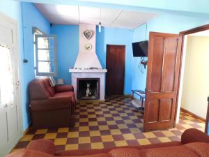 a living room with a fireplace and a couch at Arcoiris in La Coronilla