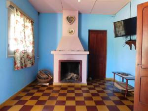 a living room with a fireplace in a blue room at Arcoiris in La Coronilla