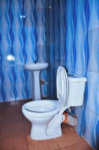 een badkamer met een toilet en een wastafel bij Trending Place Hotel and Suites in Lagos