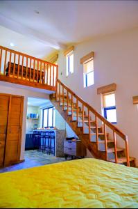 - une chambre avec un escalier en bois et un lit dans l'établissement La ocotera hotel de montaña, à San Marcos