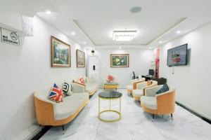 ein Wohnzimmer mit Sofas und einem Tisch in der Unterkunft New Century Hotel Cau Giay in Hanoi