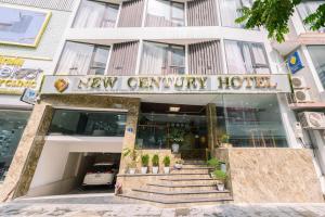 ein neues kulinarisches Hotel mit Treppe davor in der Unterkunft New Century Hotel Cau Giay in Hanoi
