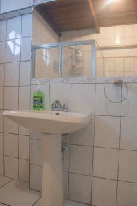 La salle de bains est pourvue d'un lavabo et d'un miroir. dans l'établissement Casa Calas, à Alajuela