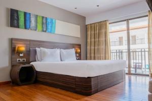 Säng eller sängar i ett rum på Holiday Inn Resort Phuket Karon Beach, an IHG Hotel